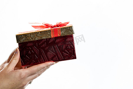 手显示拿着赠送或接受礼品盒隔离在白色背景。
