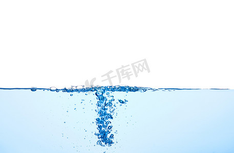 水波点点摄影照片_淡蓝色的水波带气泡，水下溅起一点点