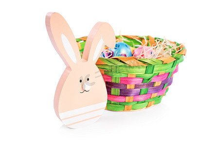 复活节兔子和一个装满彩蛋的篮子