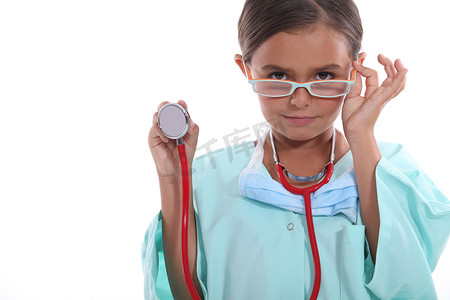 孩子穿着长大的医院磨砂膏、眼镜和听诊器