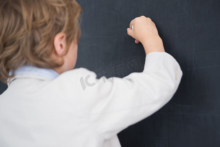 男孩打扮成老师，在黑板上写字