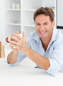 一个男人在他的厨房里喝咖啡的肖像