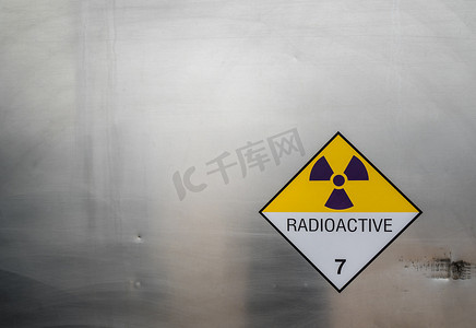 辐射背景摄影照片_运输卡车集装箱危险品运输标签 7 类辐射警告标志