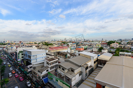 城市钱币摄影照片_从 Sirirach 医院停车场俯瞰曼谷的建筑