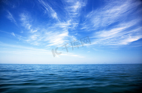 完美的天空和海洋的水