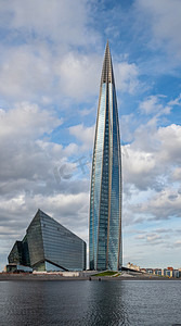 俄罗斯，圣彼得堡，2020 年 7 月 6 日：白天的拉赫塔中心摩天大楼，它是欧洲最高的摩天大楼，竣工