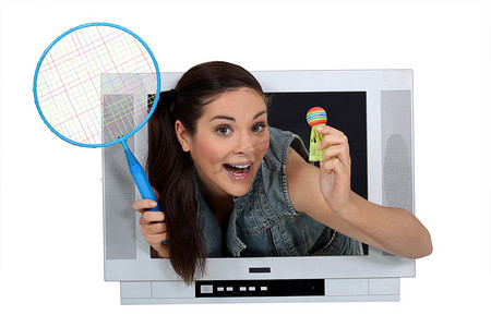 电视屏幕上的女孩拿着羽毛球拍和毽子