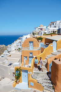 几个男人和女人在希腊圣托里尼度假。