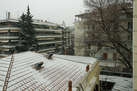 塞萨洛尼基摄影照片_美狄亚前锋在希腊塞萨洛尼基市中心遭遇大雪。