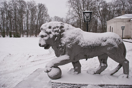 动物雕塑摄影照片_历史悠久的雪狮雕塑