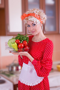 厨房里有蔬菜的女人