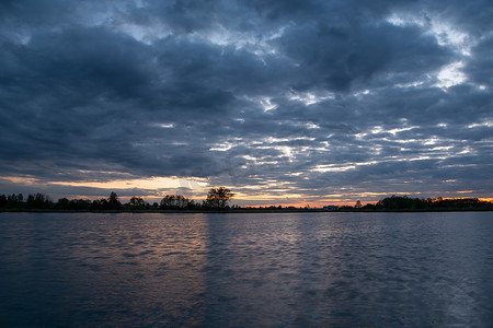 夕阳和湖水摄影照片_日落后的湖景和云彩