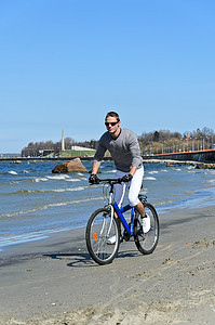 海边骑自行车的帅哥画像