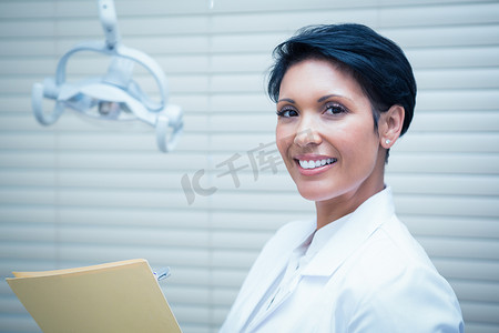 微笑的女性牙医读书报告