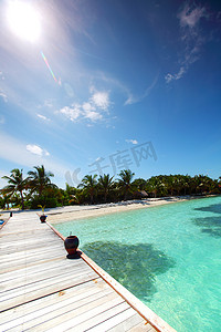蓝色大海摄影照片_蓝色大海中的度假胜地马尔代夫房屋