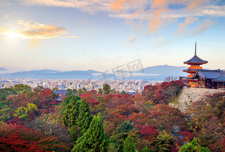 京都天际线和京都清水寺的秋色