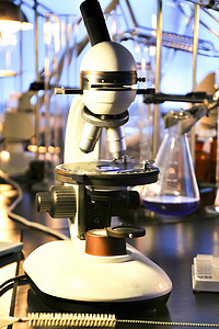 化学滴管和烧杯摄影照片_西班牙实验室的试管、罐和显微镜