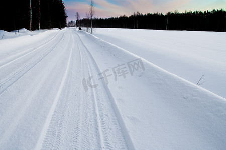 下雪路摄影照片_雪路