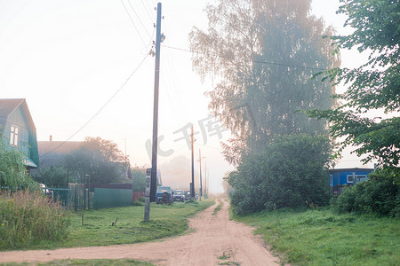 在一个雾蒙蒙的清晨在村庄的乡村景观。
