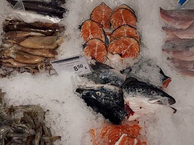 塞萨洛尼基，希腊 市场上以欧元计价的海鲜柜台。
