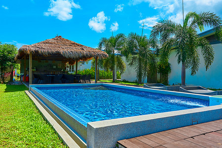舒适的热带度假村，后院设有游泳池。