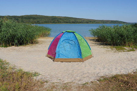 徒步生态旅行或钓鱼的旅游帐篷。