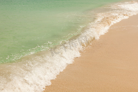 美丽的加勒比沙滩背景上的海浪