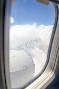 商务大气背景摄影照片_有天空和云彩看法的飞机窗口。