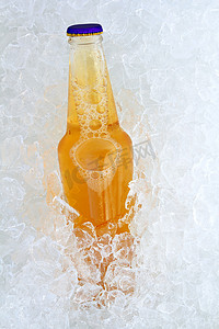 冰鲜磨砂玻璃上的啤酒瓶