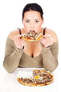 胖乎乎的女人和美味的披萨