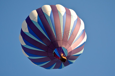 漂浮的热气球摄影照片_紫色热气球