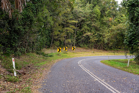路边箭头标志指示道路弯曲