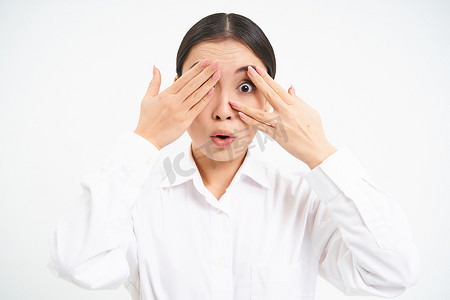 亚洲女企业家，女商人用手闭上眼睛，蒙着眼睛站在白色工作室背景下