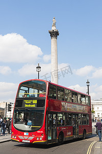 “伦敦，英国 - 4 月 02 日：由 T 驾驶的著名红色双层巴士”