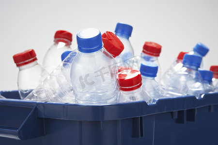 塑料瓶回收箱摄影照片_装满空塑料瓶的容器特写