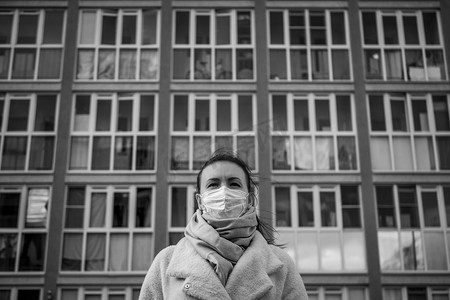 一个戴着面具的女孩在街上的镜头。