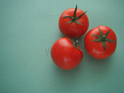 蓝色背景中的三个西红柿