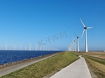 Ijsselmeer Nehterlands 湖边的风车村工业风车