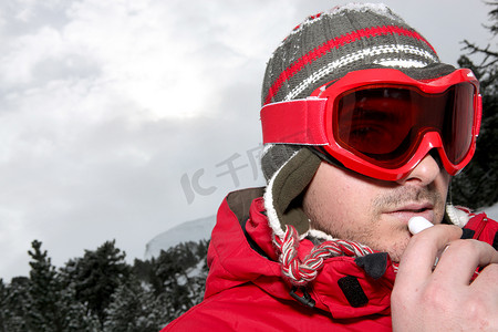 一个戴着滑雪护目镜的男人的特写
