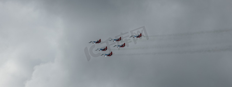 航战斗机摄影照片_MIG-29 喷气式战斗机中队在航展期间飞行