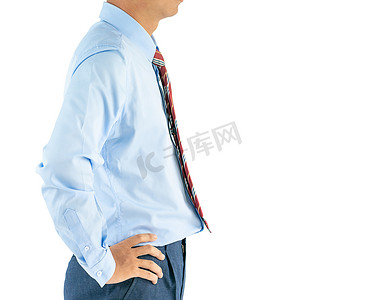 长袖叉腰摄影照片_穿长袖衬衫的男人穿着叉腰站着，有剪裁路径