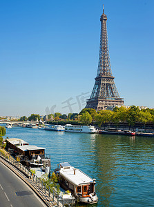 活的摄影照片_巴黎塞纳河上一艘活驳船的景色