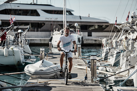 克罗地亚，斯普利特，2019 年 9 月 15 日：背景是帆船赛的残酷参与者在码头骑自行车，人们正在等待即将到来的比赛、船长和水手