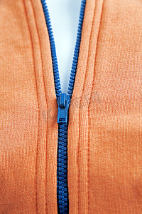 时尚橙色保暖服上的蓝色拉链