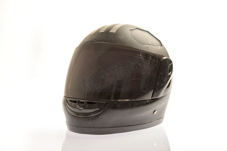 损坏的黑色摩托车头盔