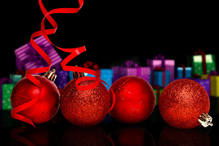 四个红色圣诞球装饰的合成图像