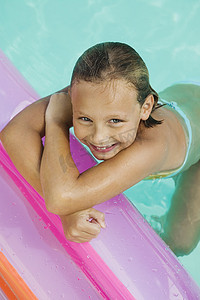 女孩 (7-9) 在游泳池视图从上面的肖像。