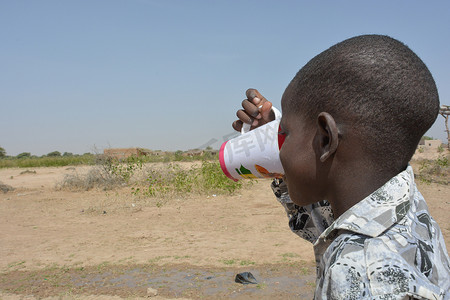 喝小孩摄影照片_非洲小孩