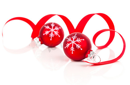两个带缎带的红色圣诞装饰球，孤立的 o