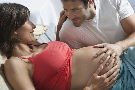 法国的卧室摄影照片_男人在家里摸孕妇的肚子